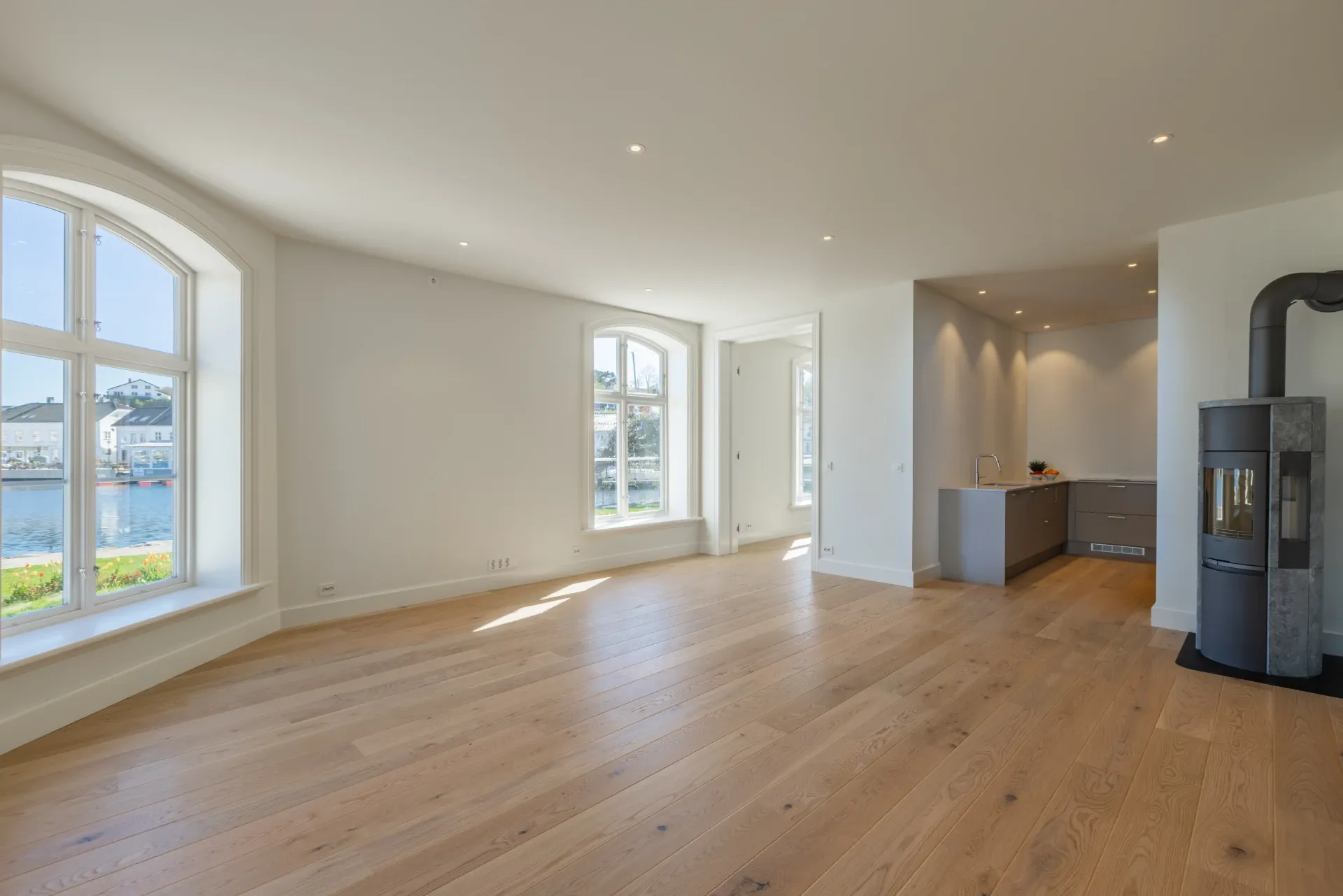 Et bilde fra innsiden i en tom leilighet, til bruk som utgangspunkt for eksempel ved digital styling